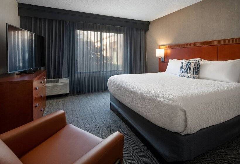 סוויטה, Courtyard By Marriott Bakersfield