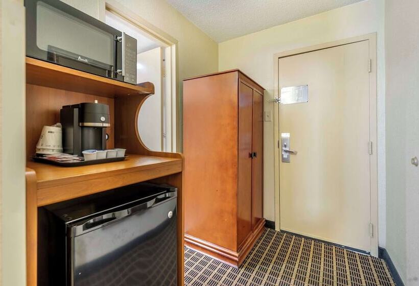 Номер Стандарт 2 Двуспальные Кровати, Best Western Plus Bridgeport Inn