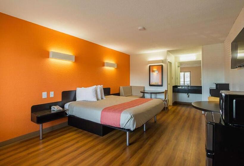Номер Стандарт Кровать Кинг Адаптированный для Инвалидов, Motel 6savannah, Ga  Midtown