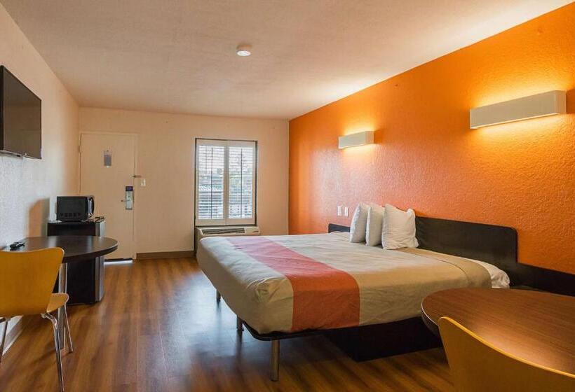 Номер Стандарт Кровать Кинг Адаптированный для Инвалидов, Motel 6savannah, Ga  Midtown