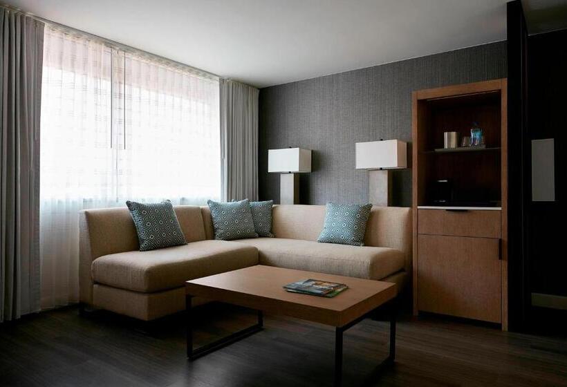 اتاق اجرایی با تخت بزرگ, Charlotte Marriott City Center