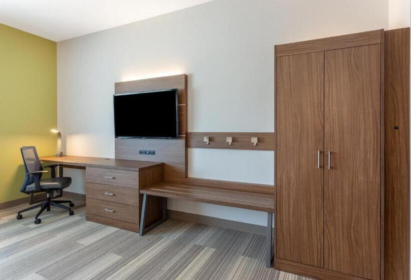 带大床的套房, Holiday Inn Express & Suites   Springfield North, An Ihg