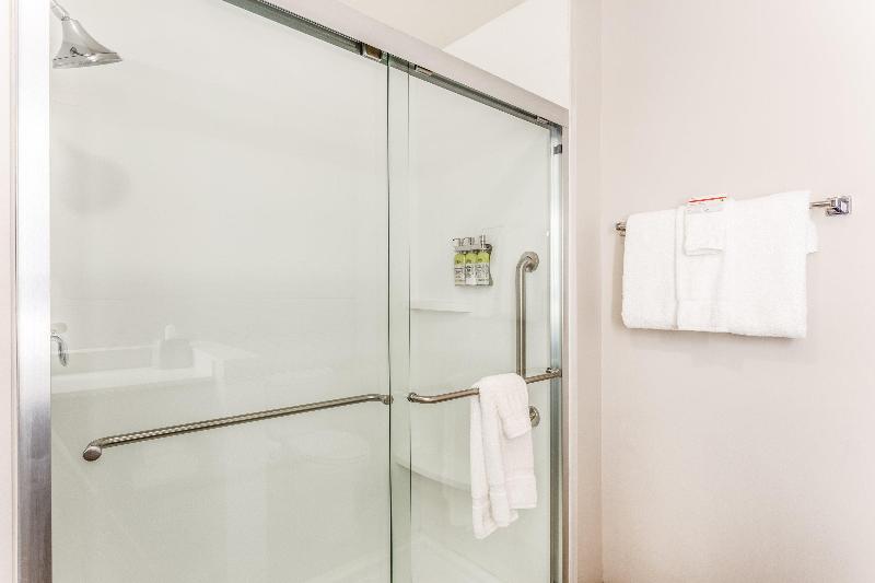带大床的标准间, Holiday Inn Express & Suites   Springfield North, An Ihg