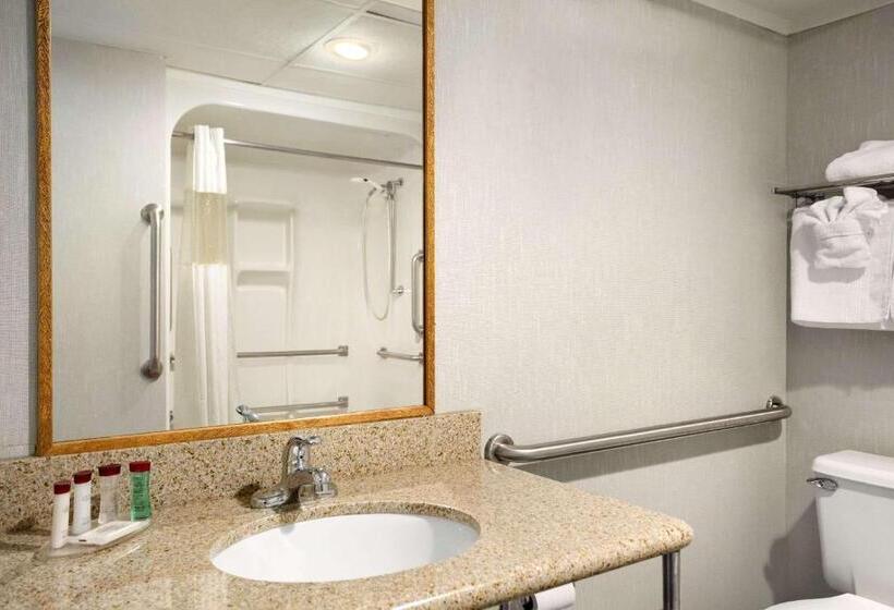 חדר סטנדרט מותאם לאדם עם מוגבלויות, Ramada By Wyndham Batesville
