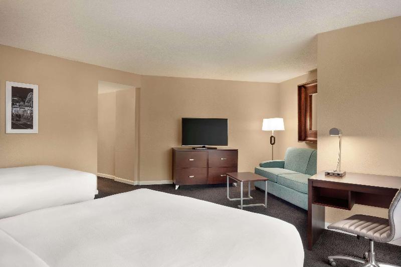 اتاق استاندارد با تخت بزرگ, Tropicana Laughlin