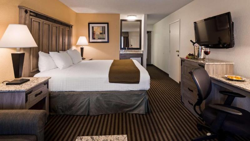 适合残疾人士使用的带超级大床的标准间, Best Western Americana Inn