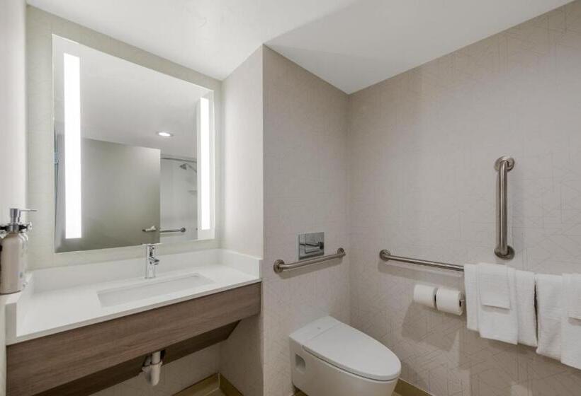 장애인을 위한 스위트, Holiday Inn Express Hotels  Hampton, An Ihg