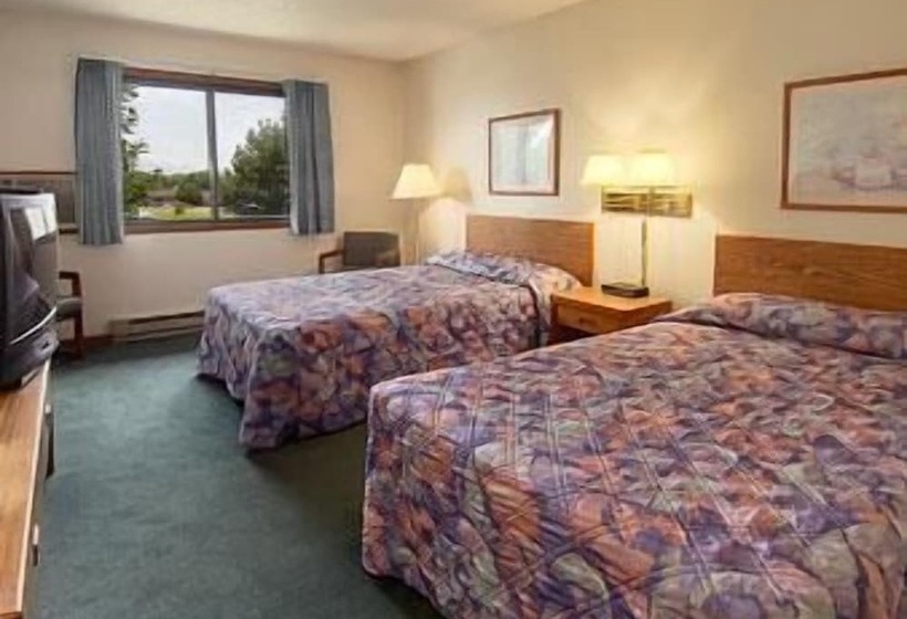 Номер Стандарт 2 Двуспальные Кровати, Baymont By Wyndham Oshkosh Airport
