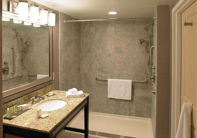 キングサイズベッドのスイートルーム, The Strathallan Rochester Hotel & Spa   Doubletree By Hilton