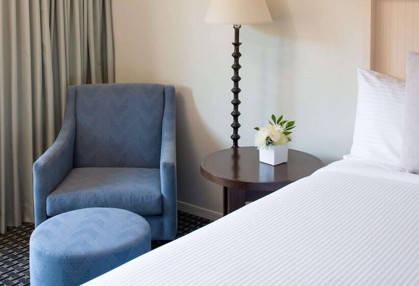 اتاق لوکس, The Lodge At Tiburon