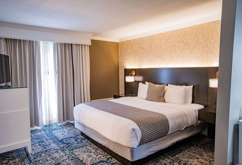 스탠다드 스튜디오 더블 침대, The Burgundy Hotel, Tapestry Collection By Hilton