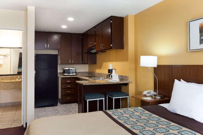 스위트 킹사이즈 침대, Days Inn By Wyndham Mission Valley Sdsu