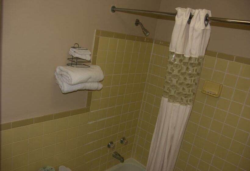 스탠다드 룸 더블 침대 2개, Deerwood Inn And Madison Campground
