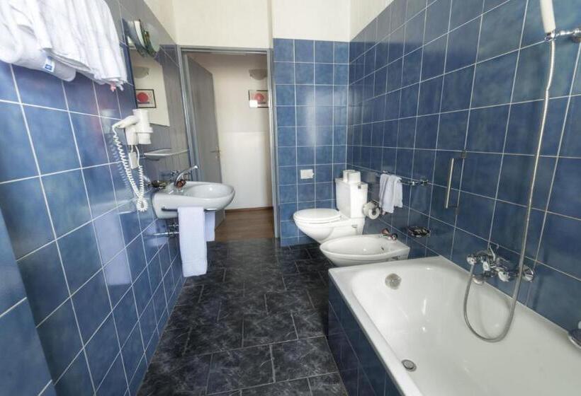 اتاق استاندارد سه تخته با بالکن, Besso Lugano Center