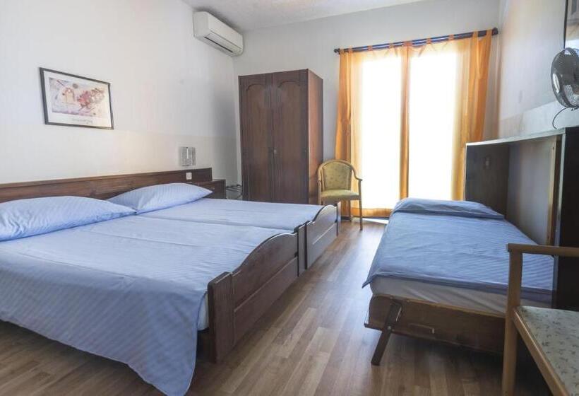 اتاق استاندارد سه تخته با بالکن, Besso Lugano Center