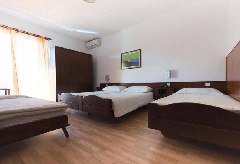 اتاق استاندارد چهارنفره با بالکن, Besso Lugano Center