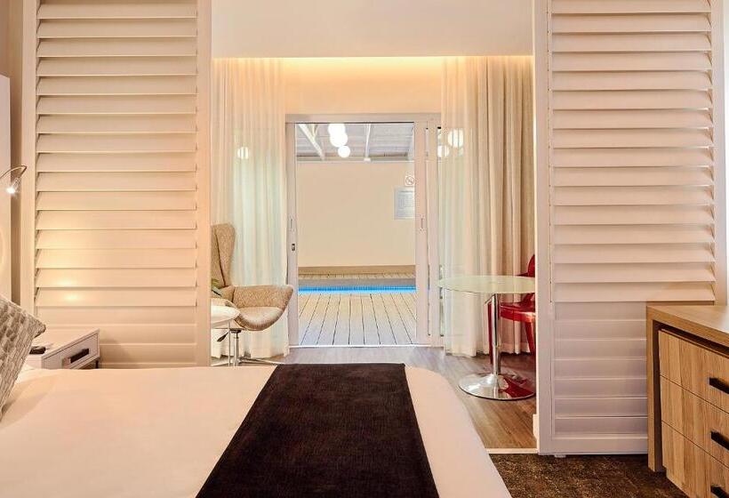 اتاق استاندارد با چشم‌انداز استخر, First Group Riviera Suites