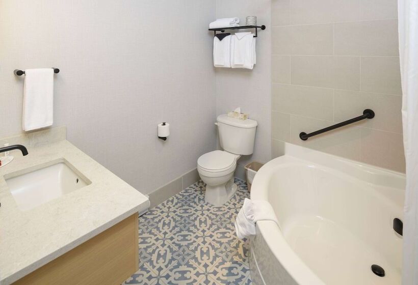 اتاق استاندارد با تخت دوبل و چشم‌انداز, Balcomo, A Ramada By Wyndham