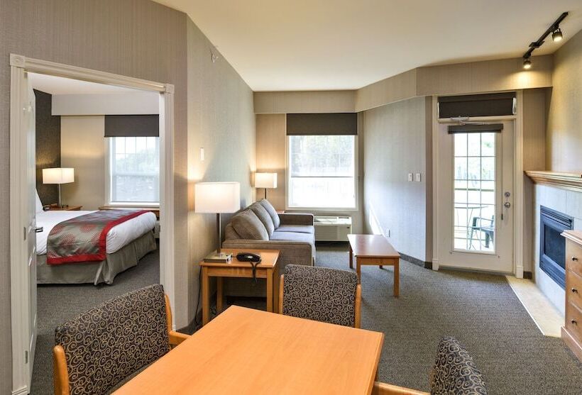 Suite Queen Bed, Balcomo, A Ramada By Wyndham