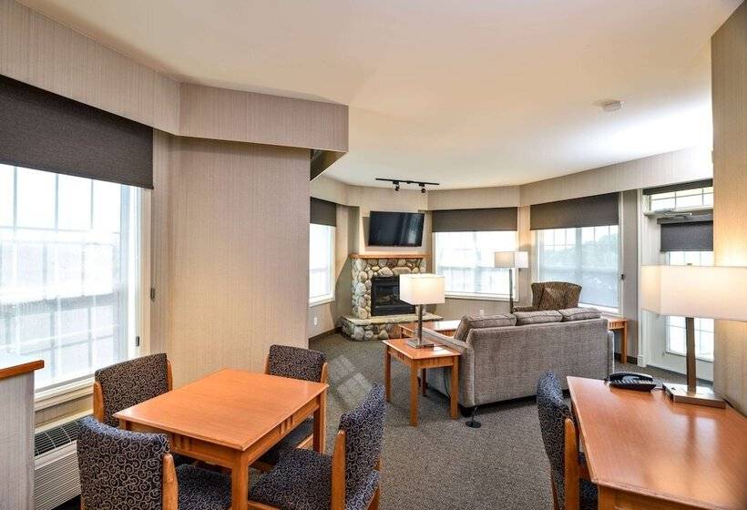 Suite Queen Bed, Balcomo, A Ramada By Wyndham