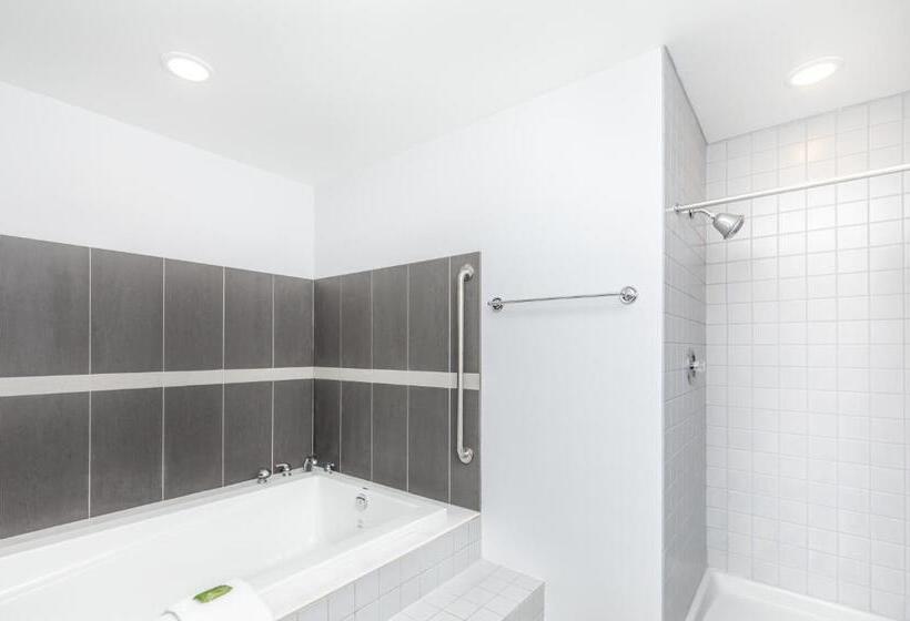 스위트 킹사이즈 침대, Westridge Motor Inn