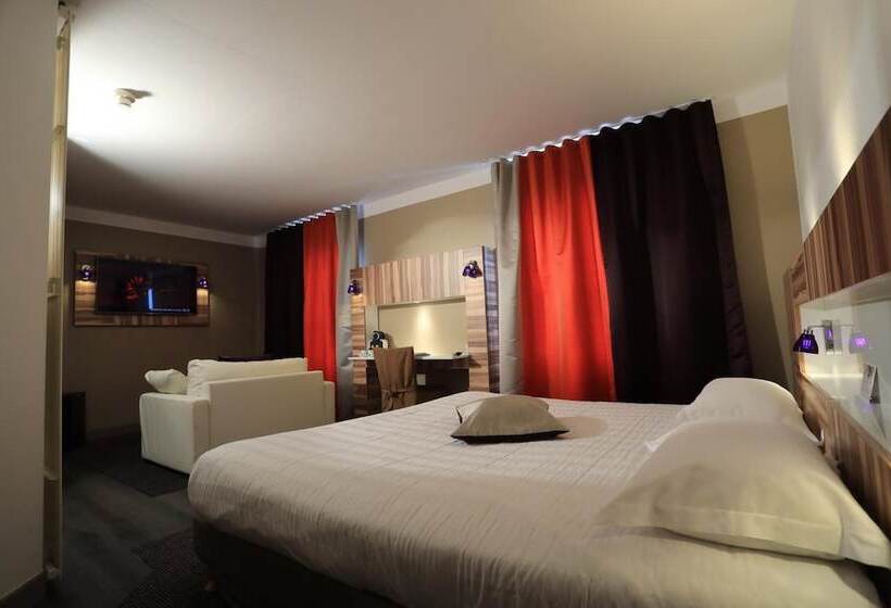 Трехместный Номер Superior, The Originals Boutique, Grand Hôtel Saintpierre, Aurillac