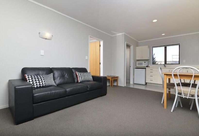 스위트, Knightsbridge Court Motor Lodge