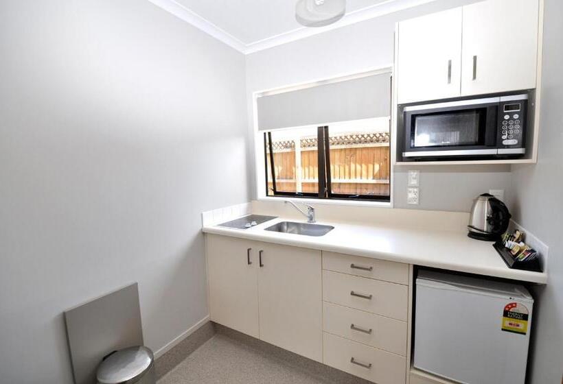 스탠다드 스튜디오, Knightsbridge Court Motor Lodge