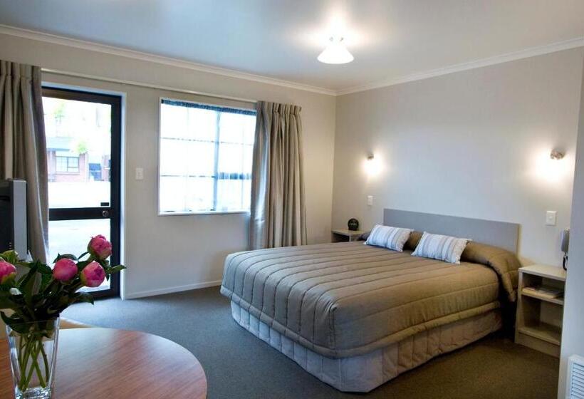 스탠다드 스튜디오, Knightsbridge Court Motor Lodge