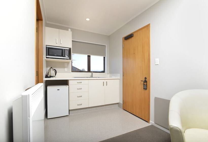 스탠다드 스튜디오, Knightsbridge Court Motor Lodge