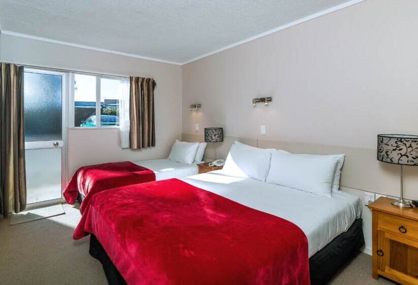 Студия Стандарт, Twin Peaks Lakeside Inn