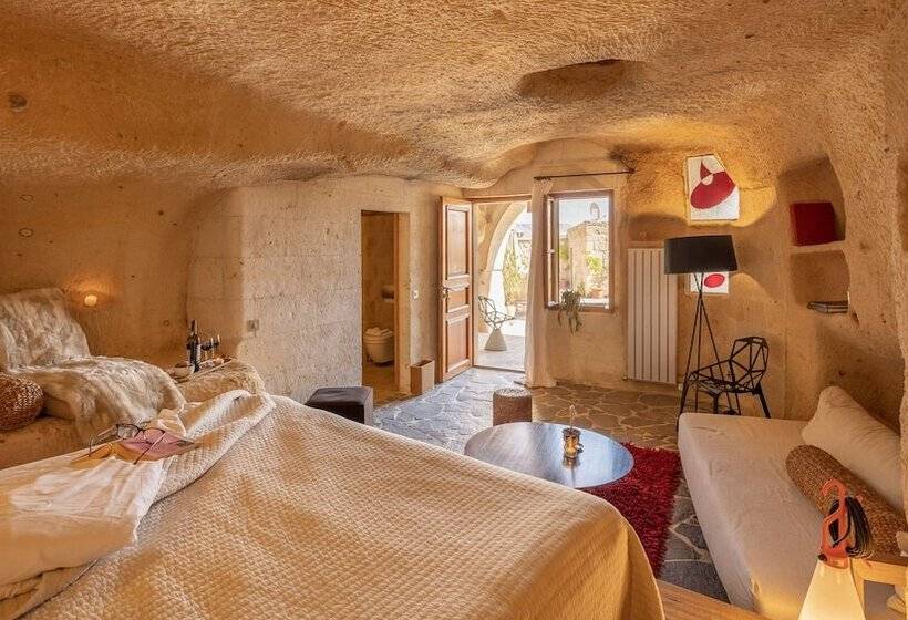 اتاق لوکس, Serinn House