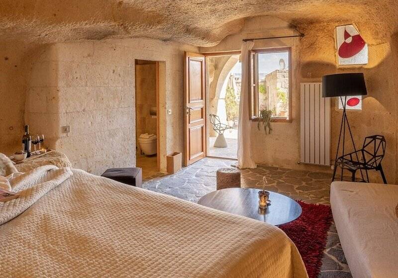 اتاق لوکس, Serinn House