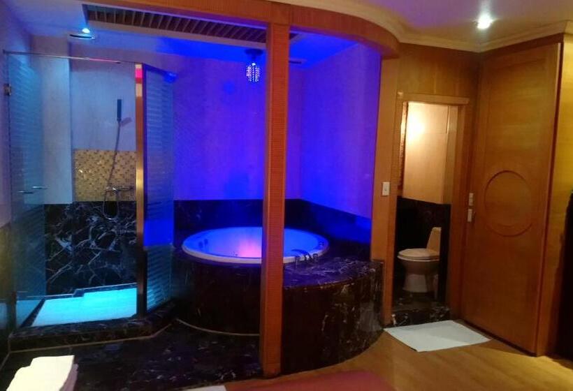 سوئیت با وان آب گرم, Roman Vacation Motel