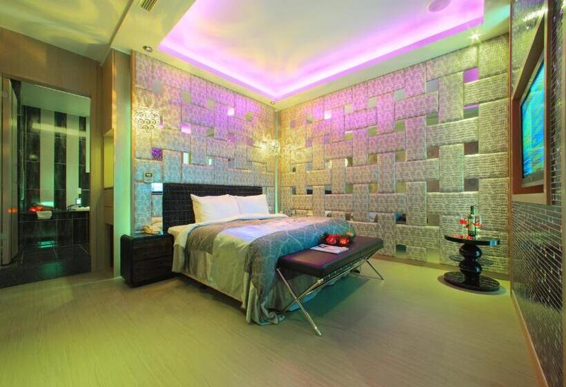 اتاق لوکس, Roman Vacation Motel