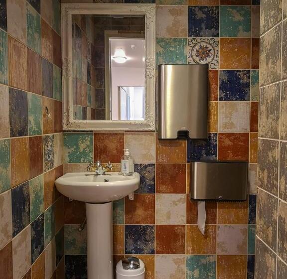 اتاق استاندارد با سرویس بهداشتی مشترک, Villa Kadriorg Hostel
