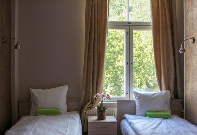 اتاق استاندارد با سرویس بهداشتی مشترک, Villa Kadriorg Hostel