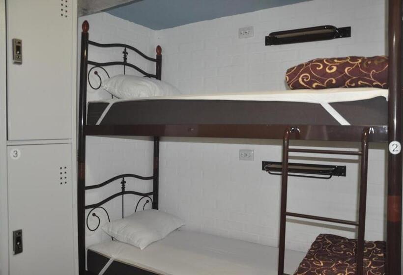 تختخواب در اتاق مشترک, Z Hostel