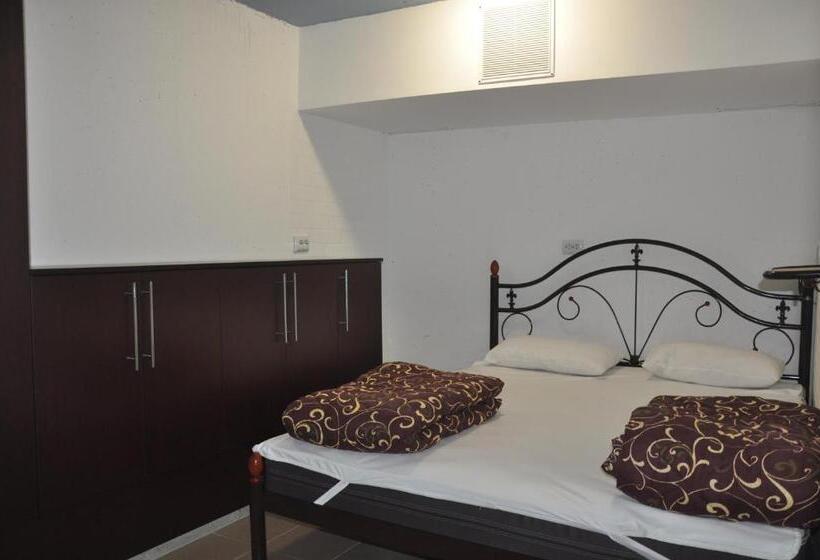تختخواب در اتاق مشترک, Z Hostel