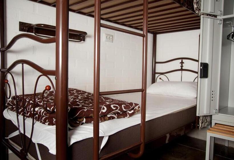 تختخواب در اتاق مشترک, Z Hostel