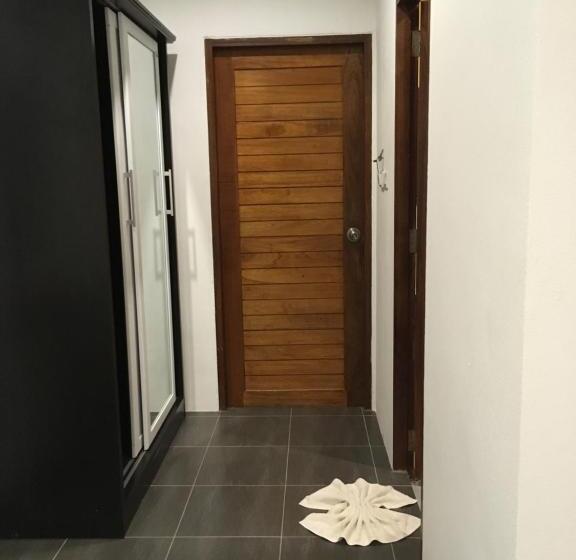 Quarto Estandar, Benjamin S Hut