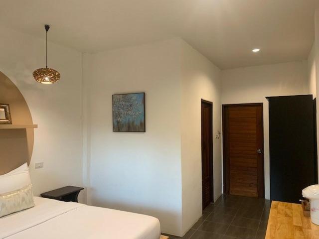Quarto Estandar, Benjamin S Hut