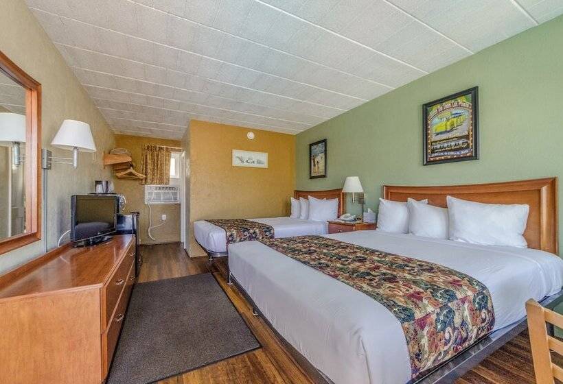 اتاق استاندارد با چشم‌انداز استخر, Marlane Motel