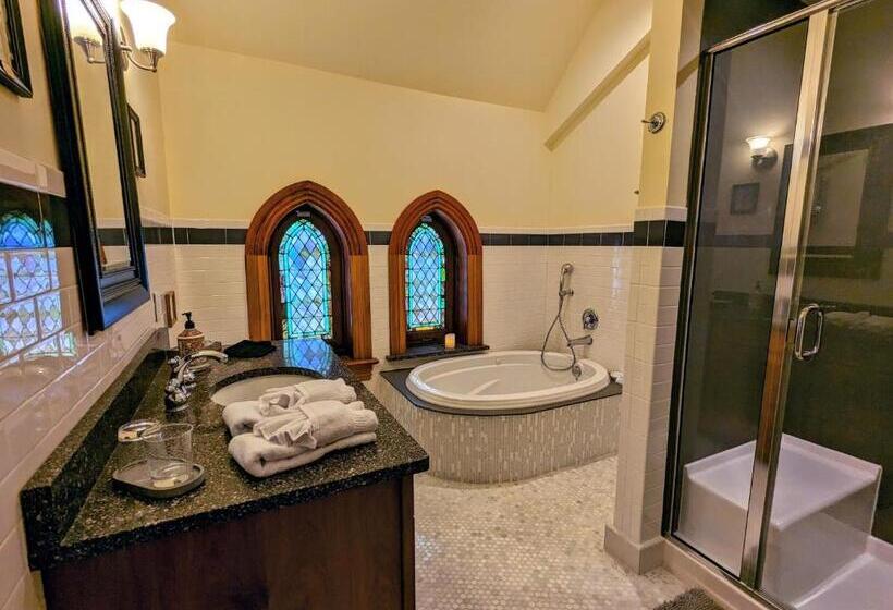 اتاق لوکس, Gothic Heights Inn