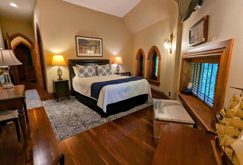 اتاق استاندارد با چشم‌انداز باغ, Gothic Heights Inn