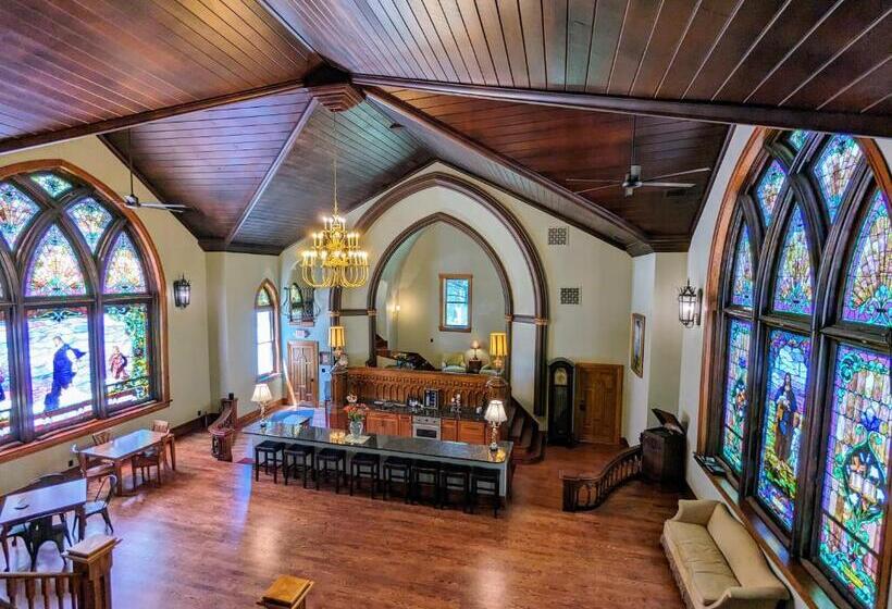 اتاق استاندارد با چشم‌انداز باغ, Gothic Heights Inn