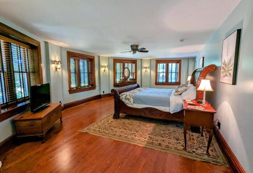 سوئیت با تخت بزرگ, Gothic Heights Inn