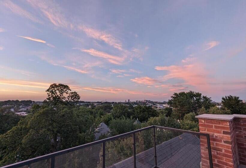 اتاق لوکس با تخت بزرگ, Gothic Heights Inn