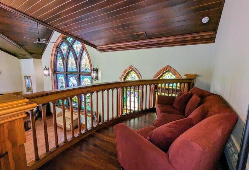اتاق لوکس با تخت بزرگ, Gothic Heights Inn