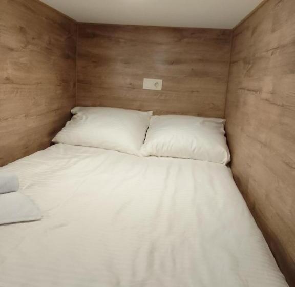 استودیوی استاندارد, Hostel Voyage